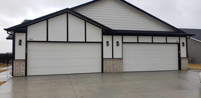 Building Photo - 5154 N. Cypress st.
