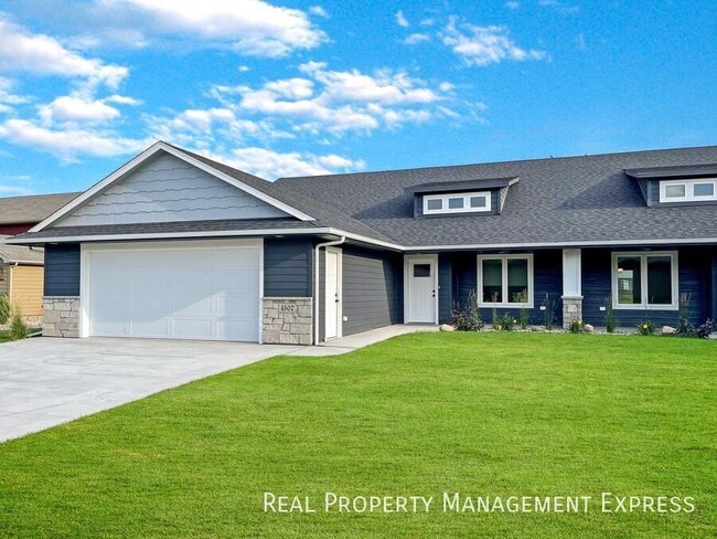 Building Photo - 3 Bed 2 Bath Townhome w/ Double Garage in ...