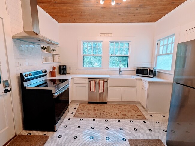 Spacious kitchen - 1114 E Old Pass Rd