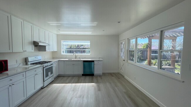 Foto del edificio - 3495 Carrillo Drive