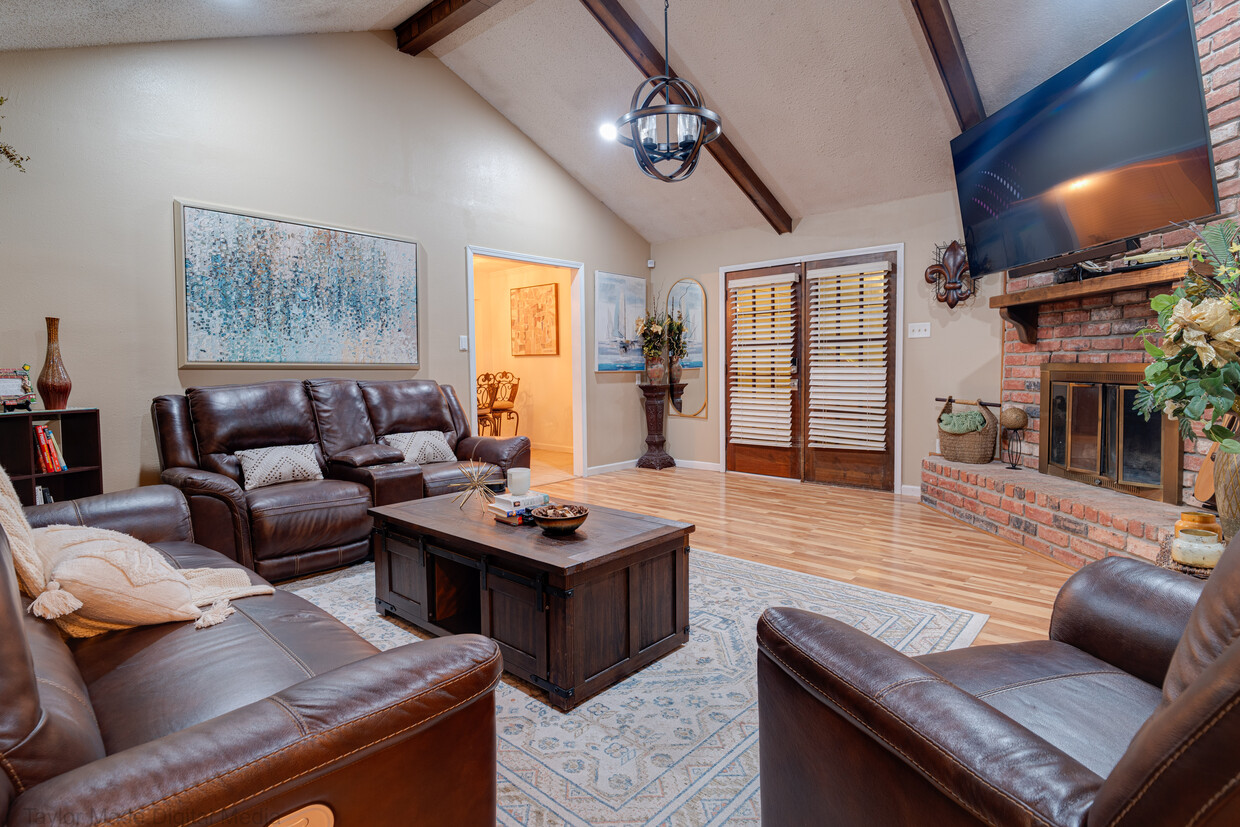 Primary Photo - 505 Glenwild Dr