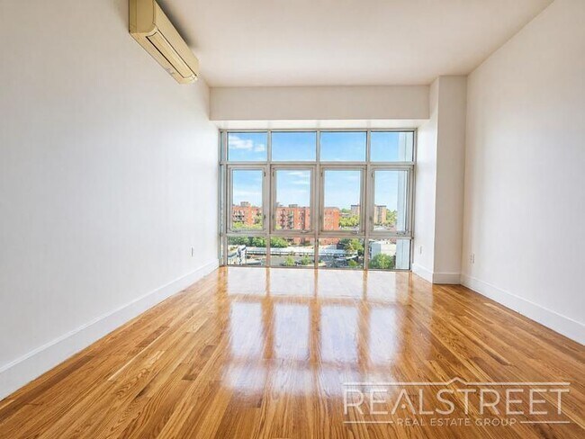 Foto del edificio - LUXURY LOFT in Queens!
