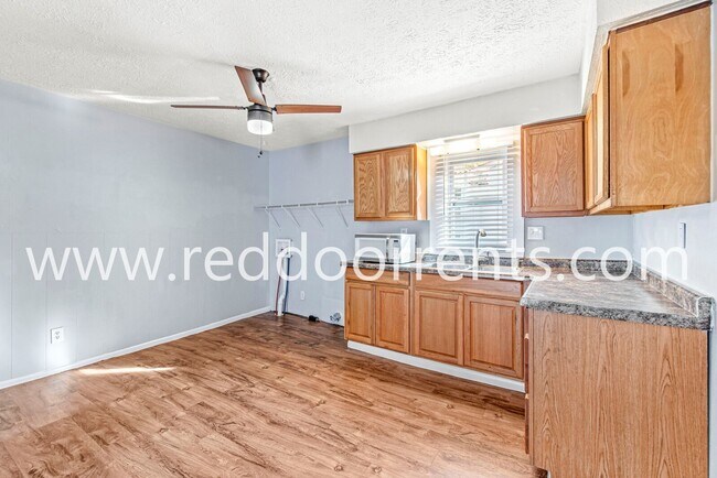 Building Photo - Check out this adorable and affordable 2 bedrooms/1 full bath home!