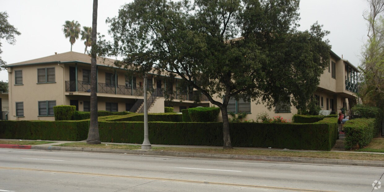 Foto principal - 1868-1874 N Lincoln Ave