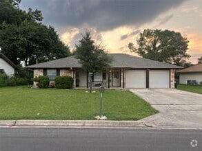 Building Photo - 705 Central Dr