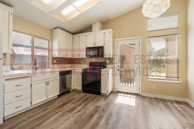 Building Photo - 7856 Crestleigh Ct