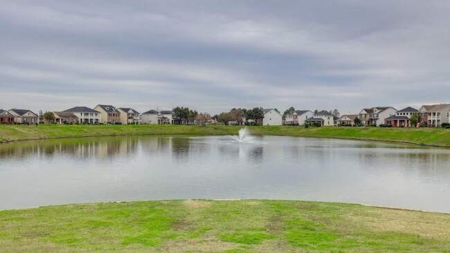 Building Photo - 20819 Settlers Lake Cir N