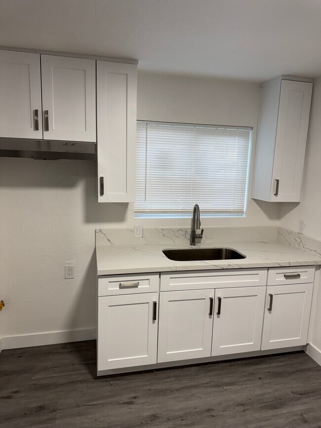 Foto del edificio - 581 W 16th St