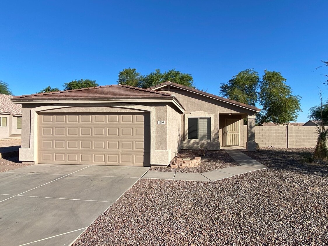 Primary Photo - Renovated Super Sharp 3 bedroom, 2 bathroo...