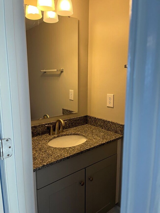 Foto del edificio - 2BR/1.5BA Townhome Style