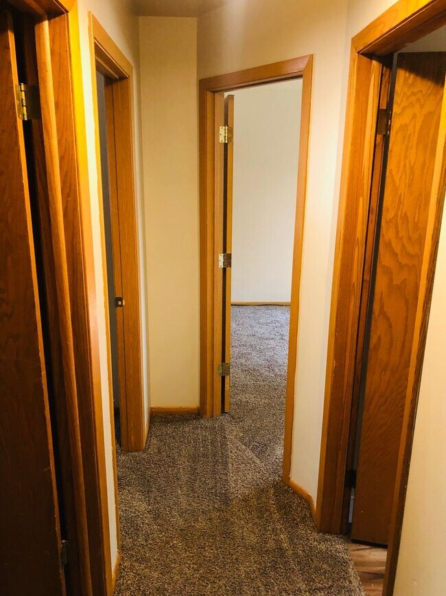 Building Photo - House- NW