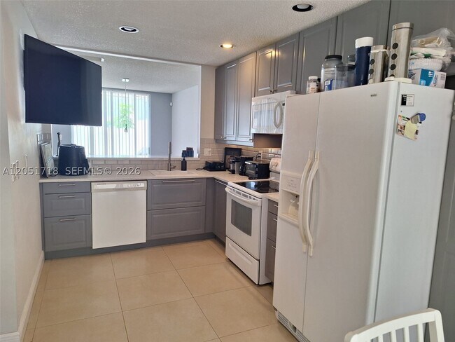 Foto del edificio - 10241 NW 52nd Ln