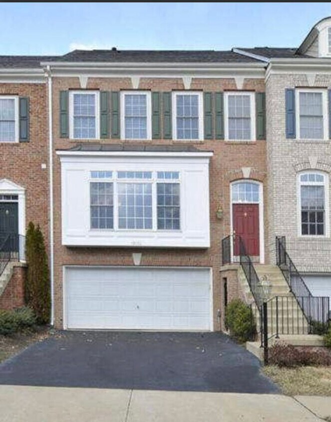 Foto principal - Beautiful 3 Bed 2 Bath 2 Half Bath Brick T...