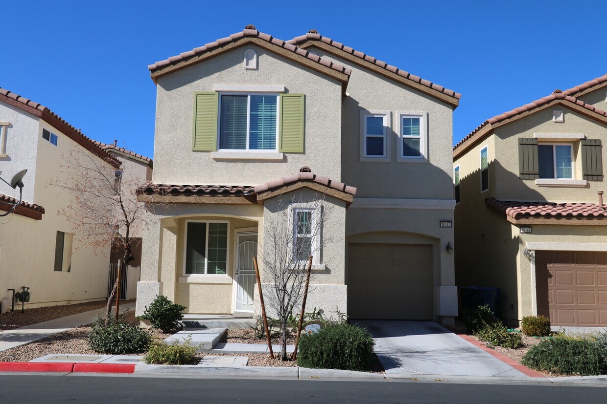 Primary Photo - Lovely Home with Community Pool