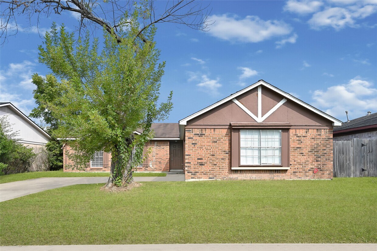 Foto principal - 13906 Bearwood Rd