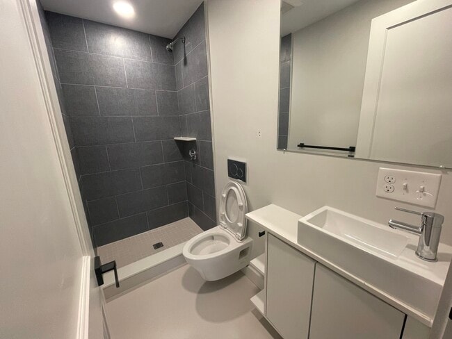 Building Photo - 52 Walnut St