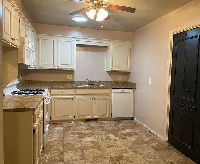 Foto del edificio - 3000 Rosewood Ln