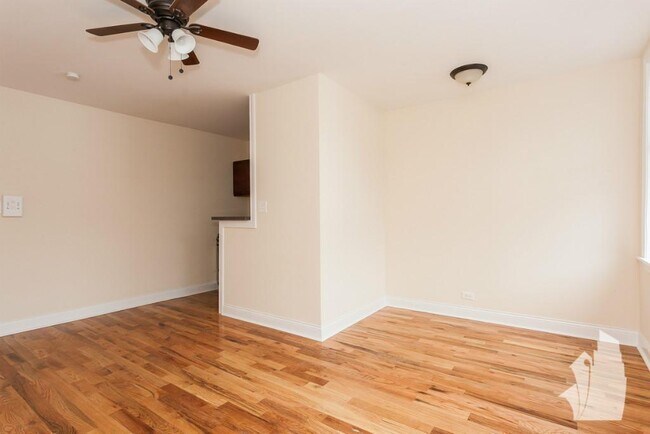 Foto del edificio - 824 W Diversey Pky