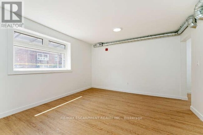 Building Photo - 127 Victoria Ave