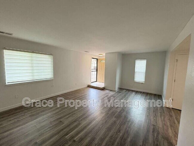 Foto del edificio - 2241 Coronado Pkwy N