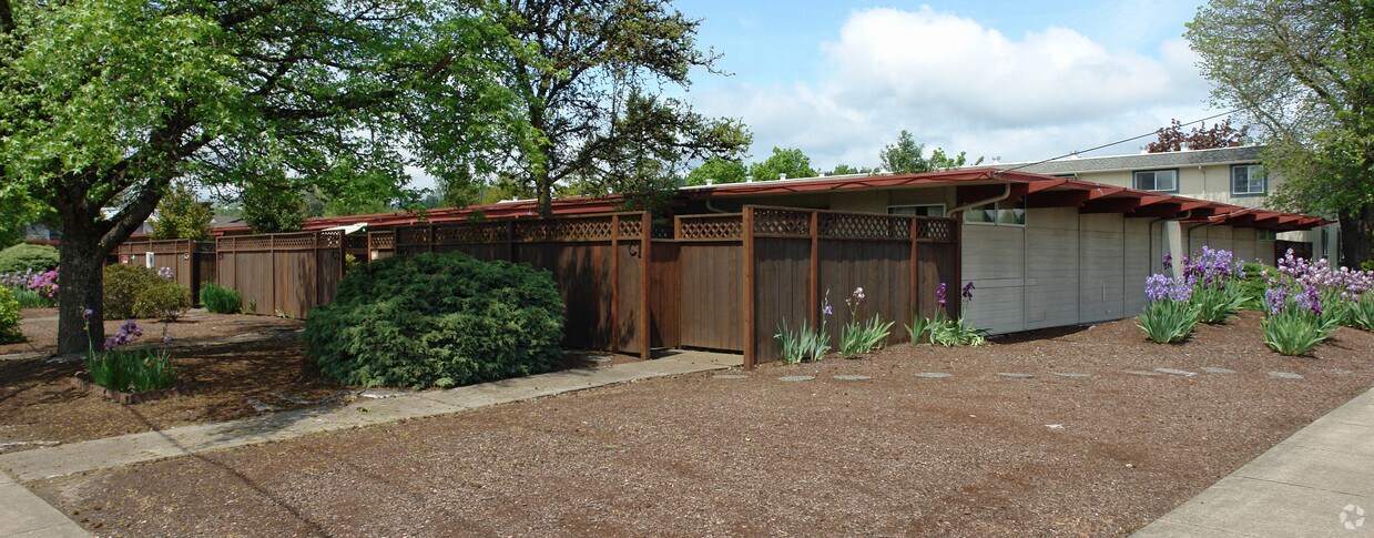 Primary Photo - Circle Drive Court