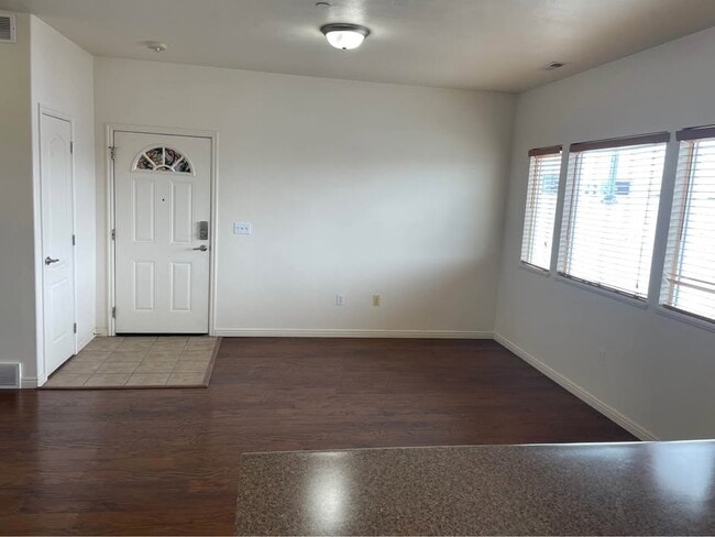 Building Photo - 114 E Bella Monte Dr
