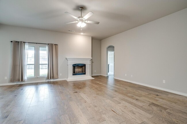 Foto del edificio - Move In Ready 3 Bed, 2 Bath Home in Azle I...