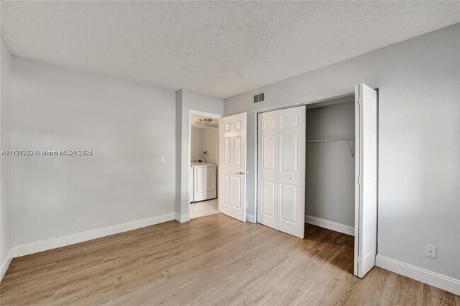 Foto del edificio - 3158 Coral Springs Dr