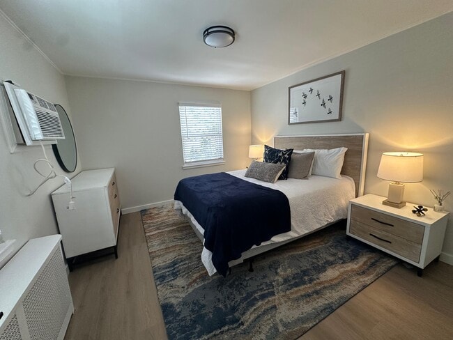 Building Photo - Lakeview