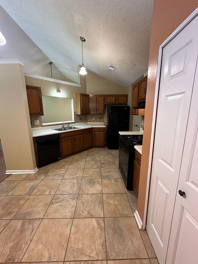 Building Photo - Charming 3 bedroom 2 bath ranch home on a ...