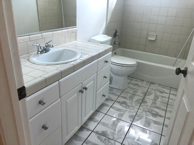 Building Photo - Stallion Springs Beauty - SPACIOUS 4+3 plu...