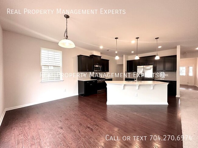 Foto del edificio - Spacious 5BR/3BR House in Charlotte!