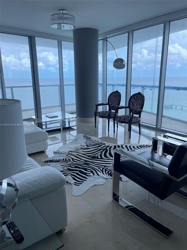 Foto principal - 17001 Collins Ave