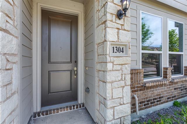 Foto del edificio - 1304 Pebblebrook Dr