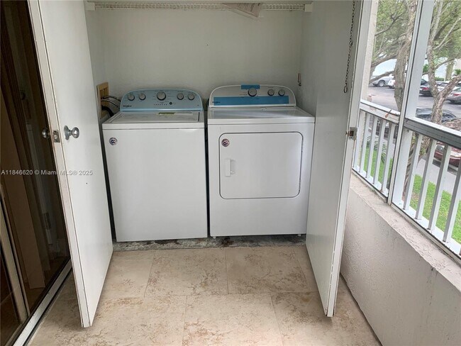 Foto del edificio - 2841 N Oakland Forest Dr