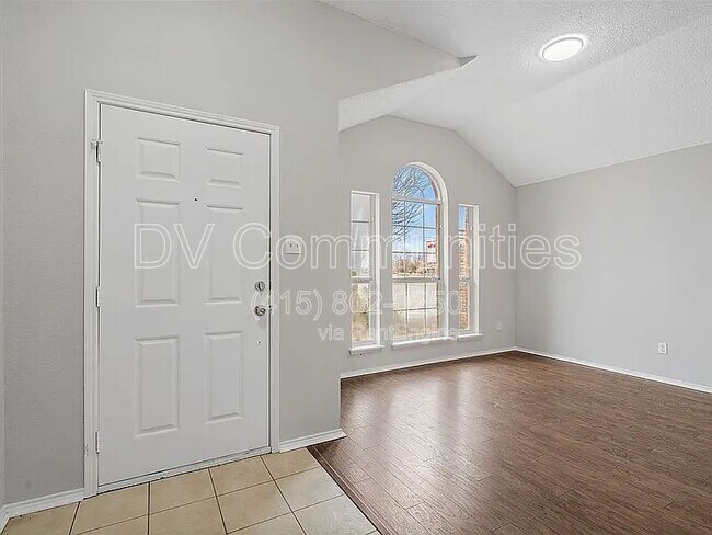 Building Photo - 824 Bridle Trail