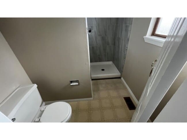 Building Photo - Beautiful split level home in Fountain