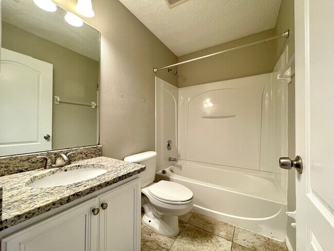 Foto del edificio - Beautiful townhome with modern and stylish...