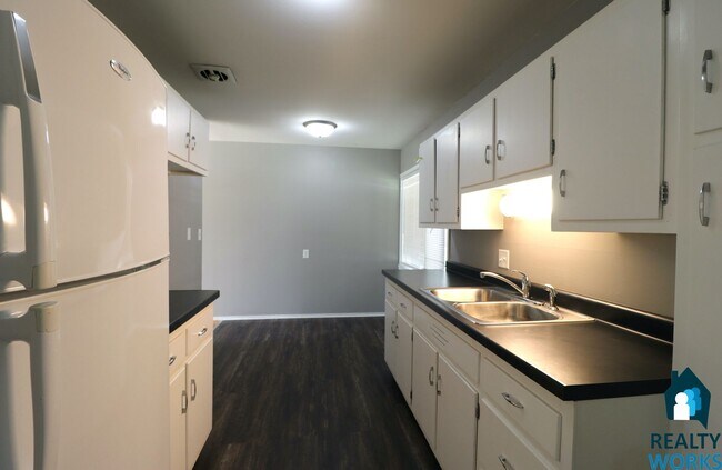 Building Photo - 4000-4006 NW 49th