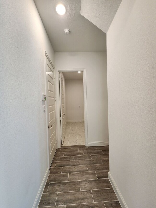 Building Photo - Move-in Special: 50% off second full month...