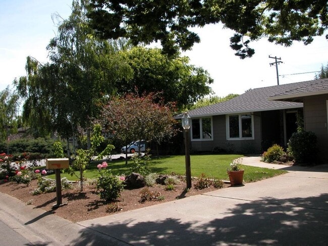 Building Photo - Excellent 3 Bedroom 2 Bath In A Great Neig...