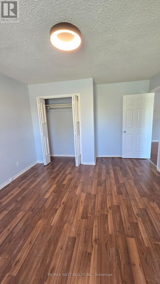 Photo du bâtiment - 1270 Maple Rd