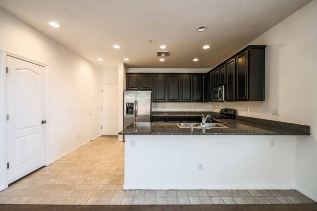 Building Photo - 4 BEDROOM HOUSE IN HENDERSON!!