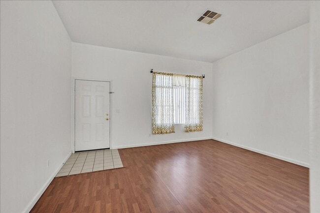 Building Photo - Well kept 3 bedroom, single story home located in Henderson neighborhood