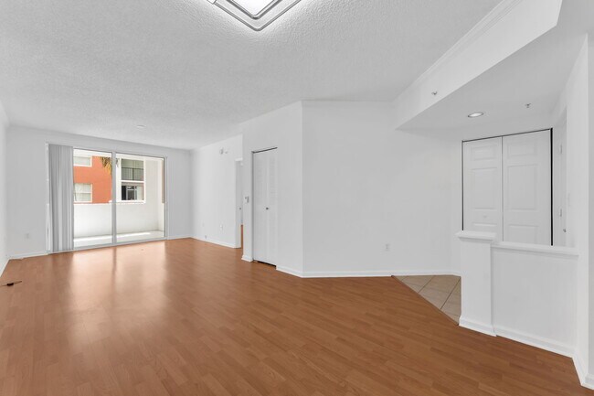 Building Photo - 17100 N Bay Rd