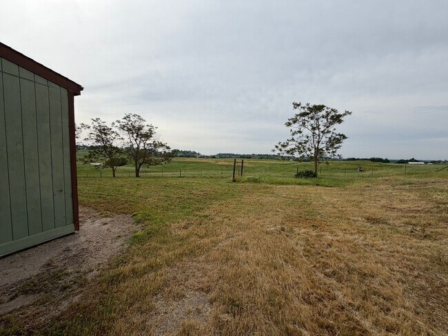 Foto del edificio - Secluded country home w/ 2-car garage