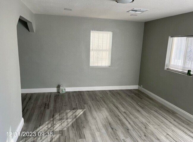 Building Photo - 1 BEDROOM CENTRALLY LOCATED IN THE UP AND ...