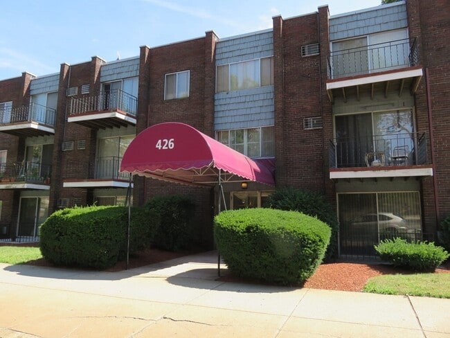 Building Photo - 426 Pleasant St