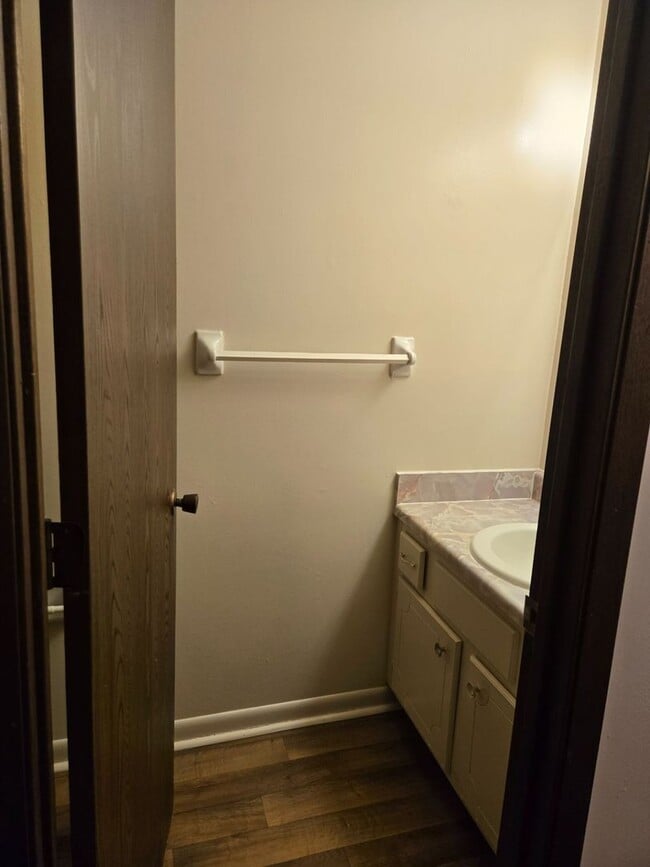 Building Photo - 1 Bedroom, 1.5 Bath Townhouse