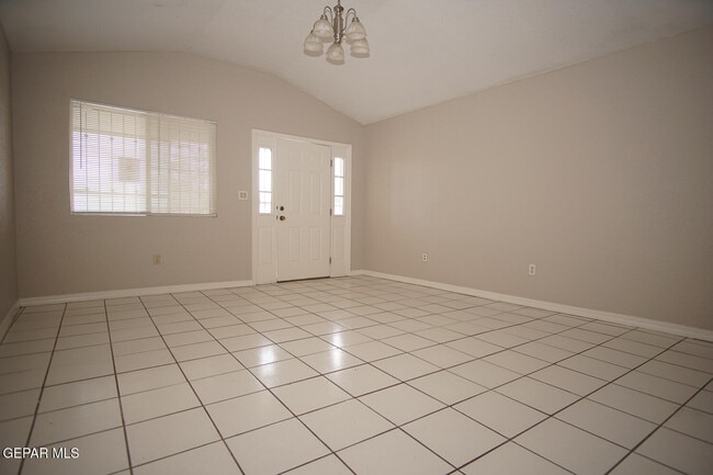 Building Photo - 422 Val Verde St